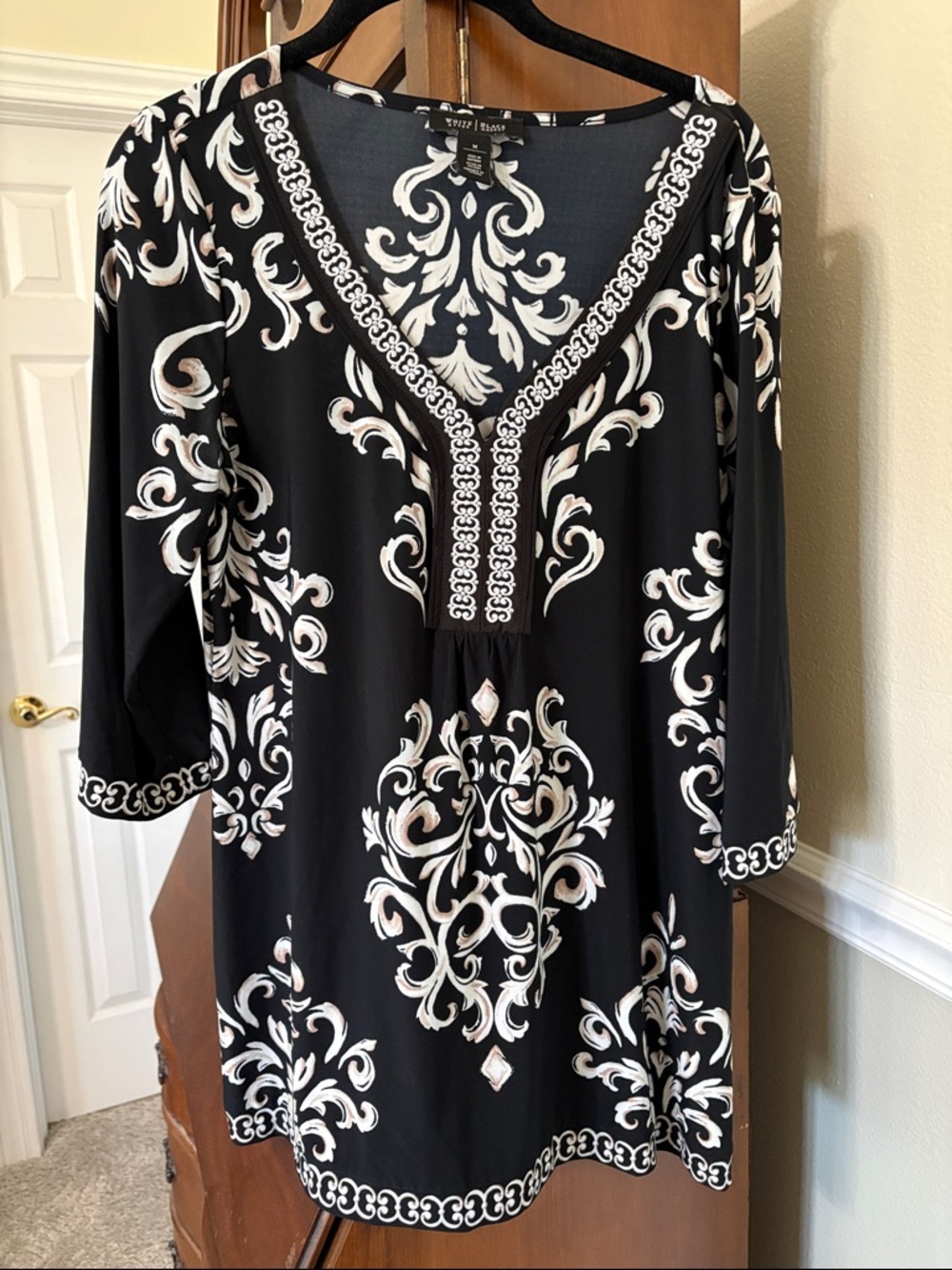 *White House Black Market Black & White Abstract Printed Studs V-Neck Tunic Top